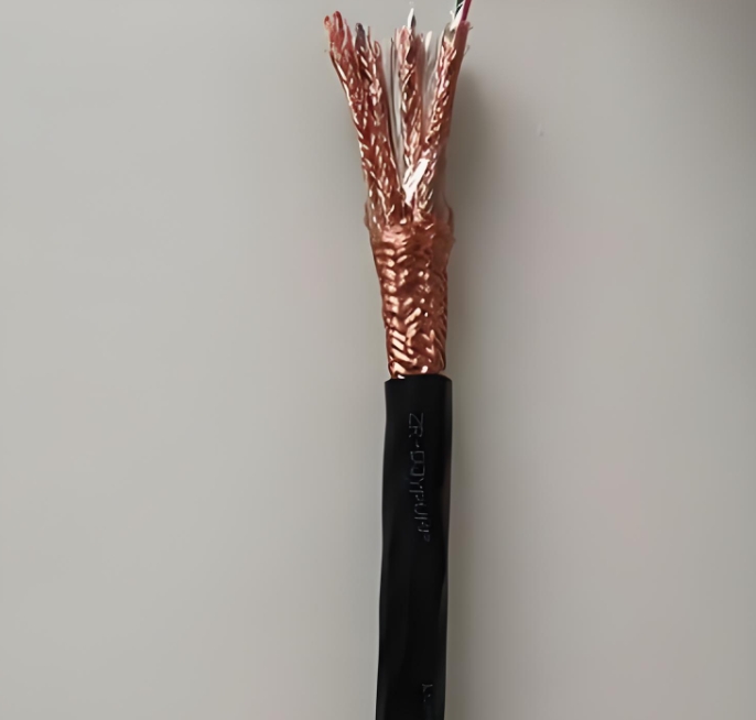 電纜作為電力傳輸?shù)难}，其性能直接影響到整個系統(tǒng)的可靠性.jpg